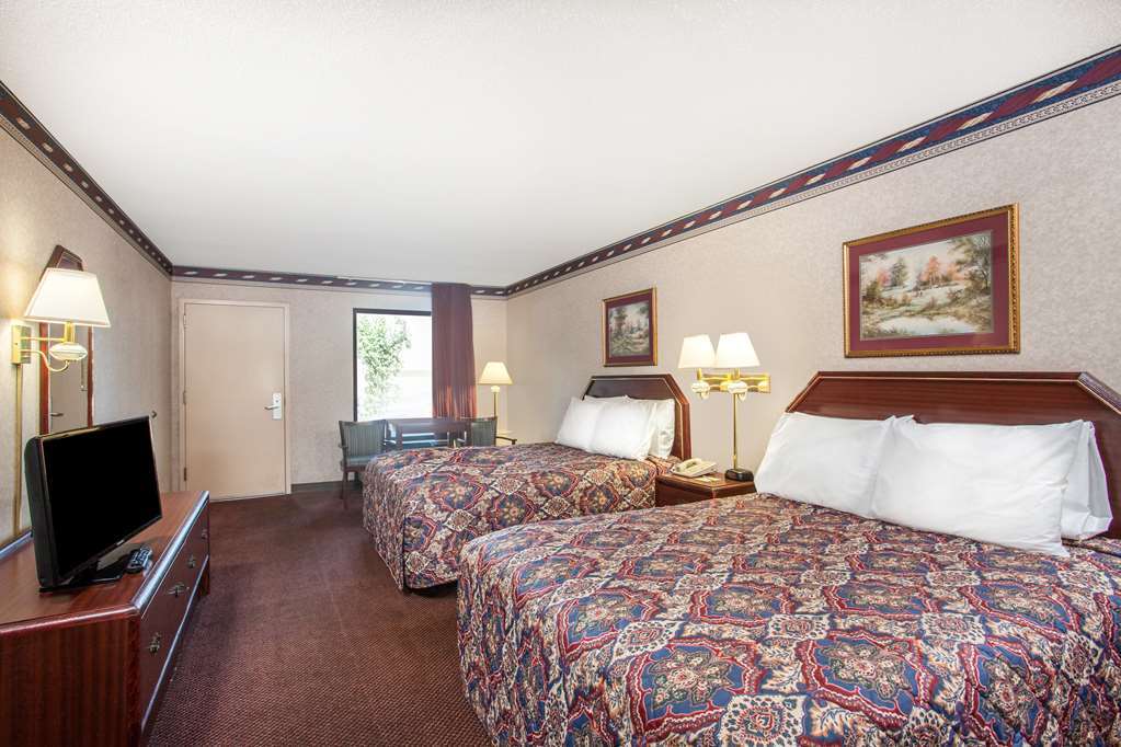 Days Inn By Wyndham Saint Pauls Room photo